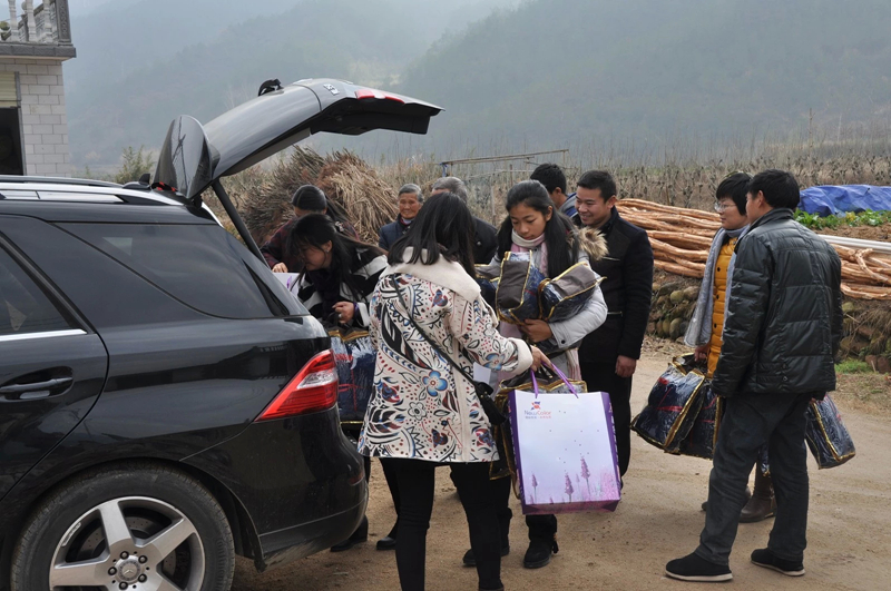 新色彩服饰总经理深山慰问敬老院孤寡老人