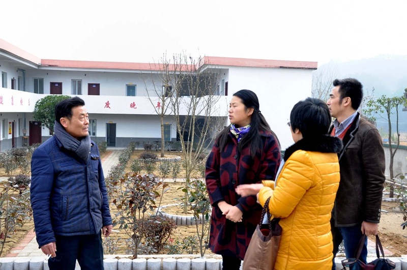 新色彩服饰总经理深山慰问敬老院孤寡老人