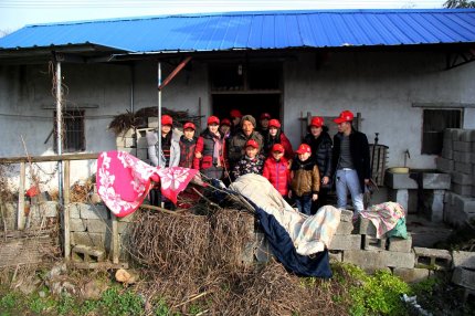 看望独身老人朱根宝