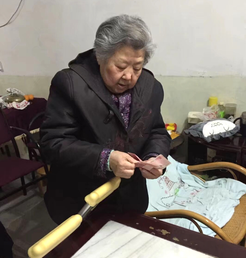 这位八十七岁的老奶奶，用热情和爱心感染着身边的每一个人