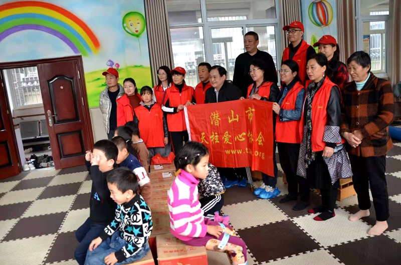 关爱残疾儿童 共享明媚阳光(图3) 关爱残疾儿童 共享明媚阳光(图3)