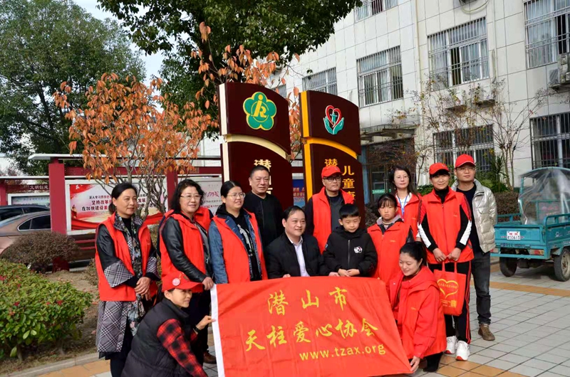 关爱残疾儿童 共享明媚阳光(图4) 关爱残疾儿童 共享明媚阳光(图4)